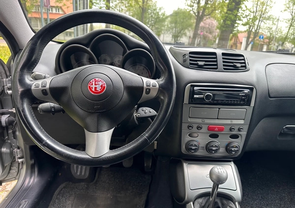 Alfa Romeo GT cena 10900 przebieg: 259000, rok produkcji 2004 z Kutno małe 596